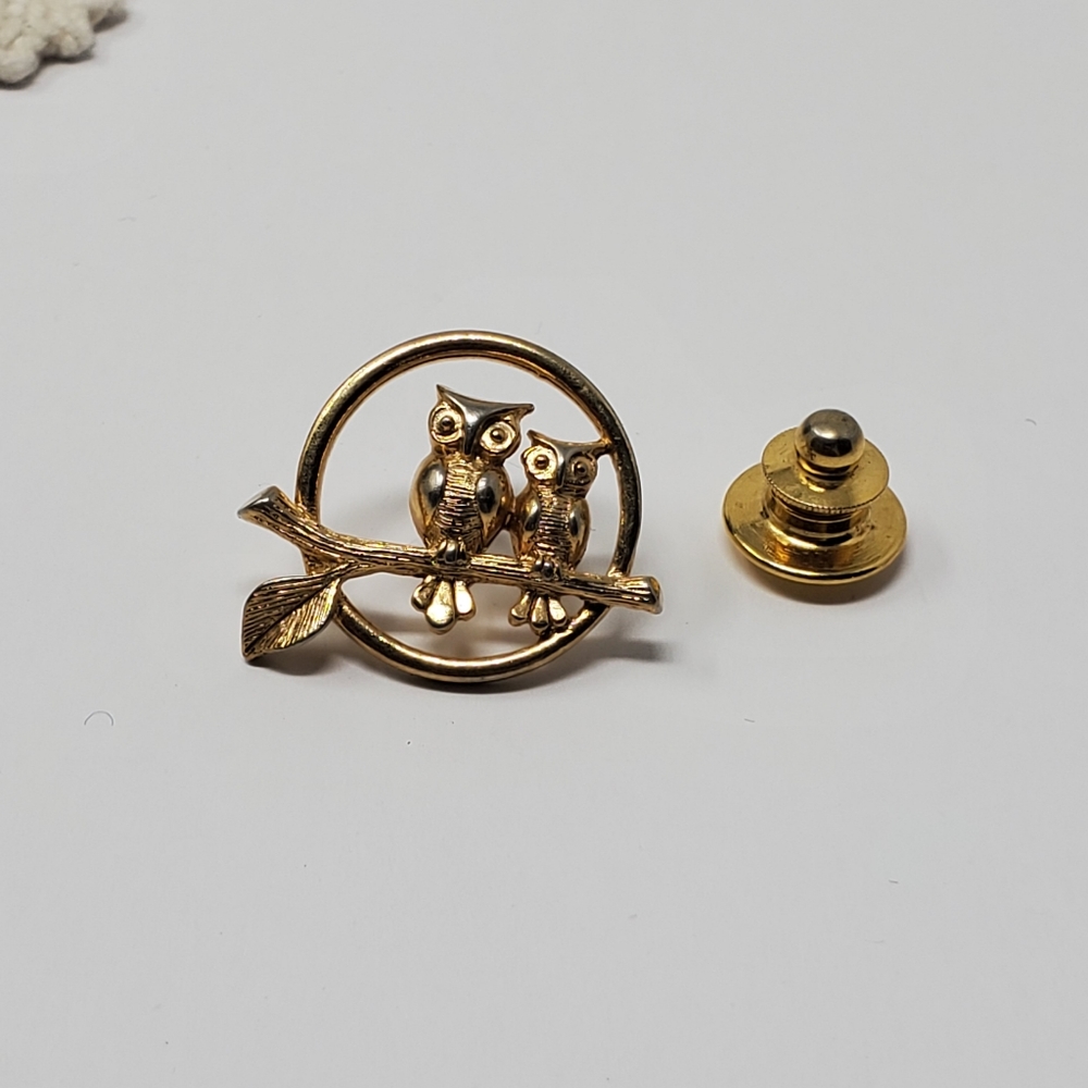 Vintage Avon Gold tone owls on a brange small pin/brooch 1" across